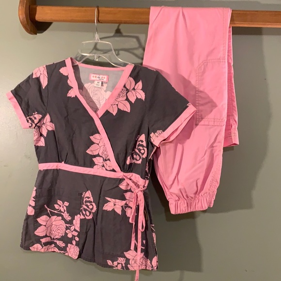 Beautiful scrub set Koi by Kathy Peterson XS top Small bottoms light pink gray